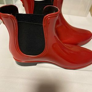 Nicole Miller Suzy red dual gore inset pull on block heel rain boots 10m